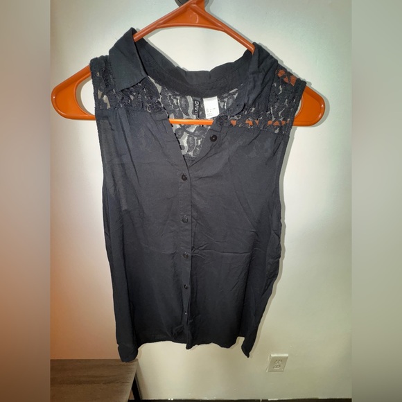 🟢 Sleeveless Blouse w/ Lace Accents - Picture 1 of 4